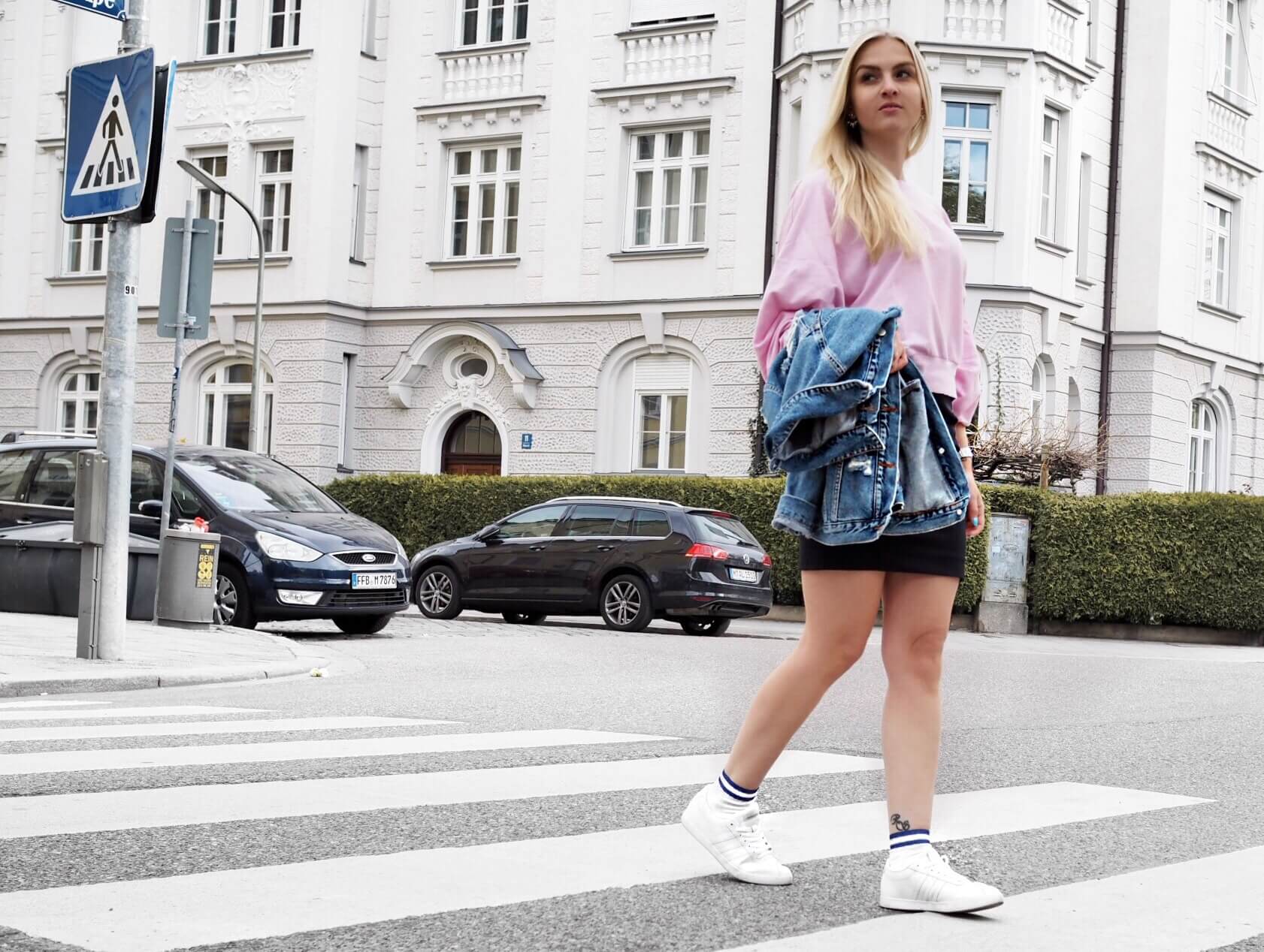 Bleistiftrock rosa Pullover Sneaker Socken Jeansjacke Fashionblog Modeblog Katefully München Munich Outfit ootd