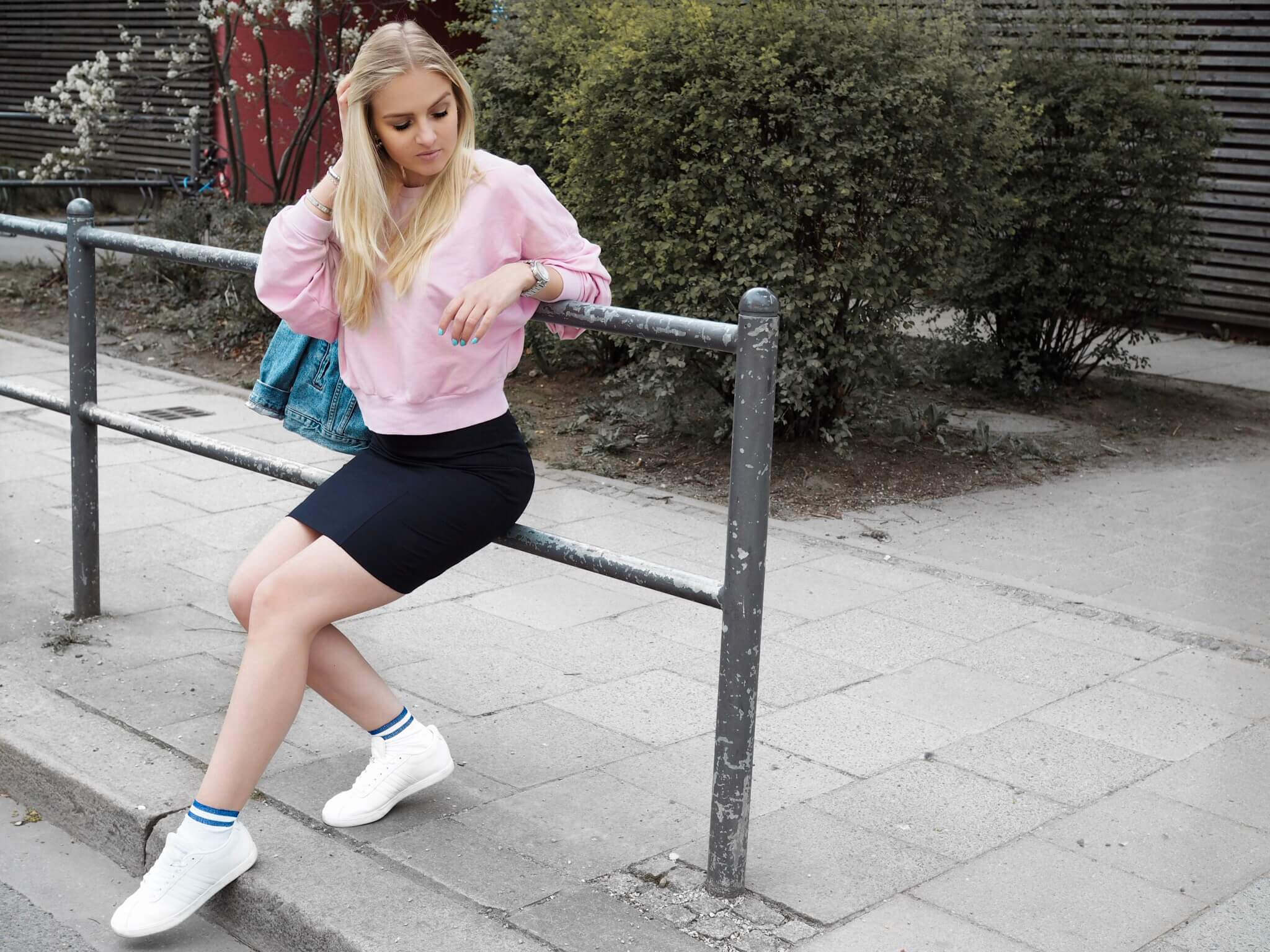 Bleistiftrock rosa Pullover Sneaker Socken Jeansjacke Fashionblog Modeblog Katefully München Munich Outfit ootd
