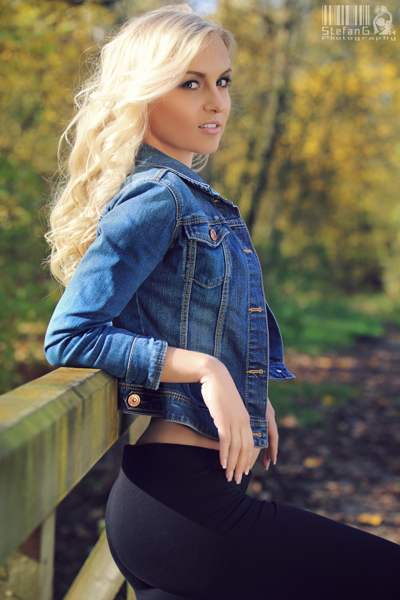 Bloggerin Katefully Jeansjacke Blond Hairgoals Locken Wald Shooting Model Inspiration über mich facts about me