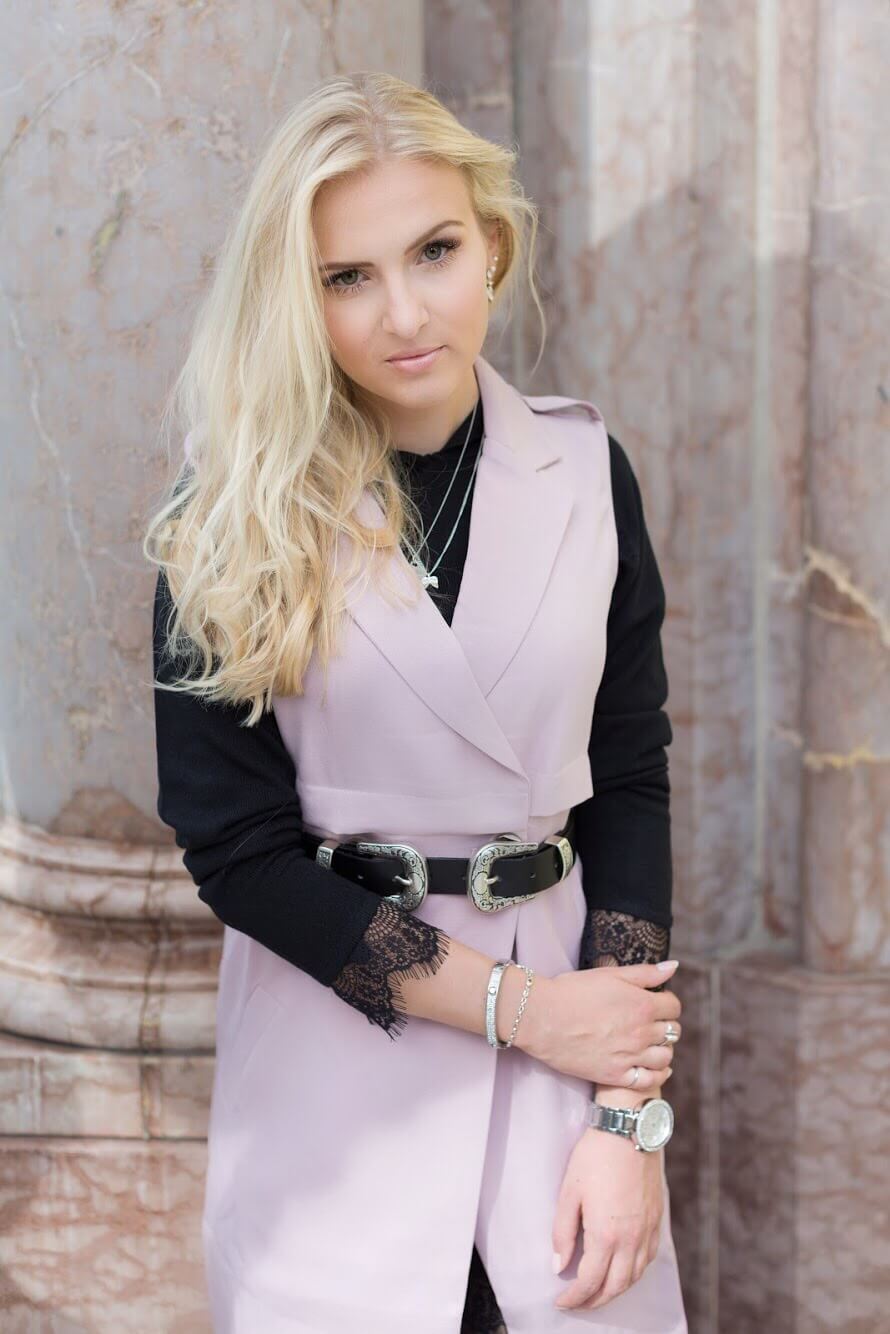 Fashionblog Katefully München Trenchcoat Mantel ohne Ärmel rosa Spitzenkleid schwarz hohe Schuhe Outfit