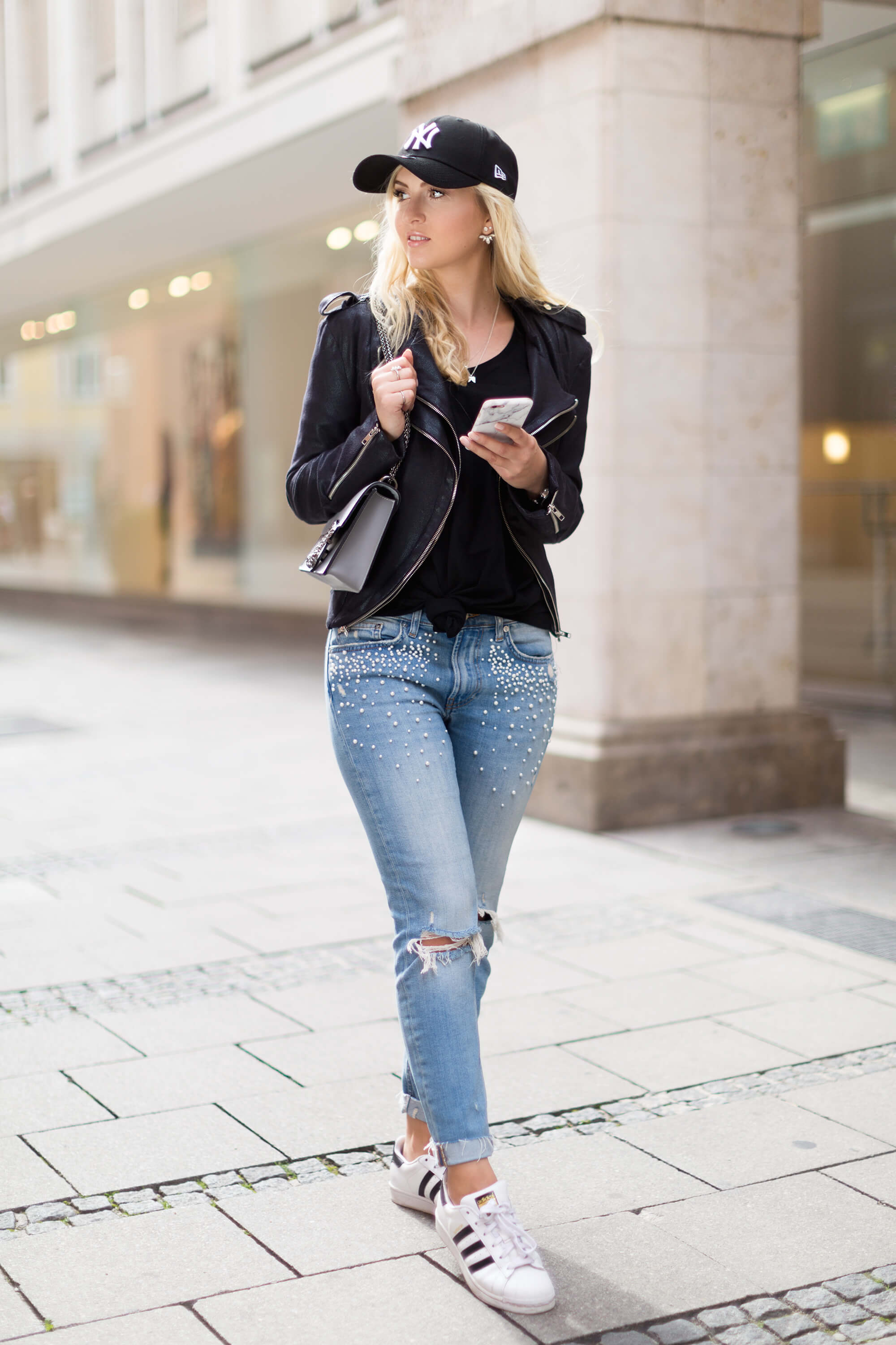 Fashionblog Katefully München Munich Street Style Outfit Cap Lederjacke Perlen Jeans lässig