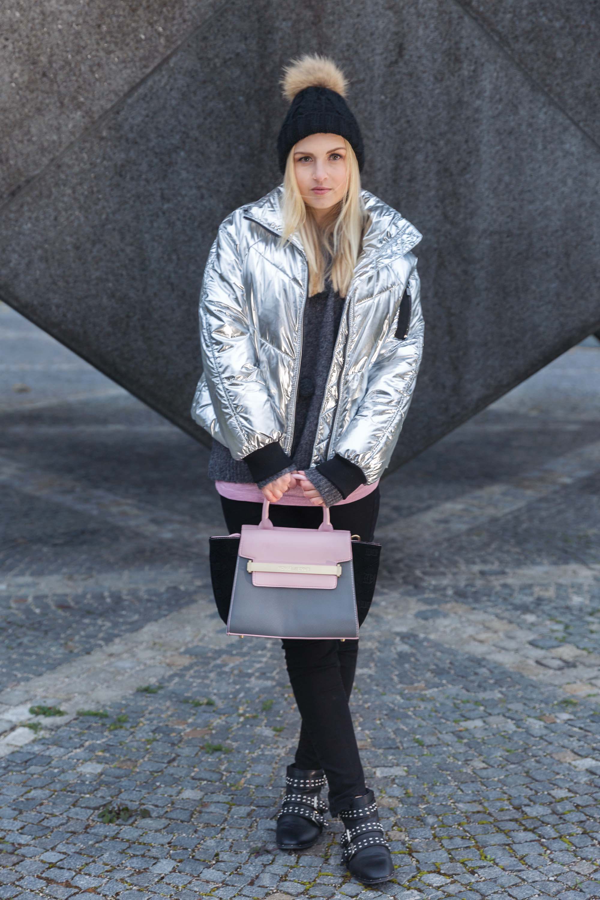 Mütze Katefully Fashionblog Outfit Modeblog Tasche silber Jacke München schwarz rosa grau Fashioninspo München Bommelmütze