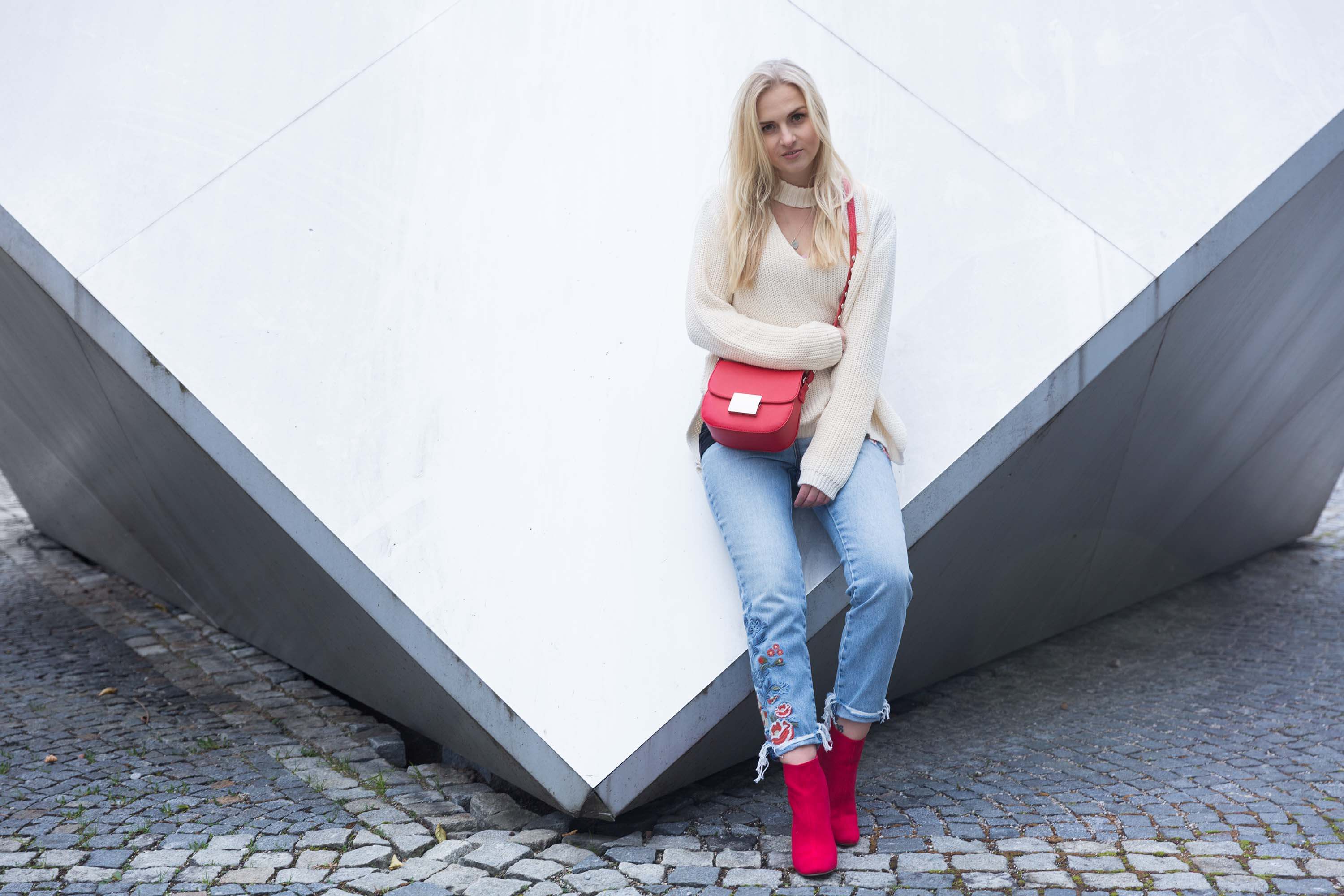 Outfit Look Rot Red Streetstyle München Fashioblog Tasche Schuhe Jeans Katefully Modeblog