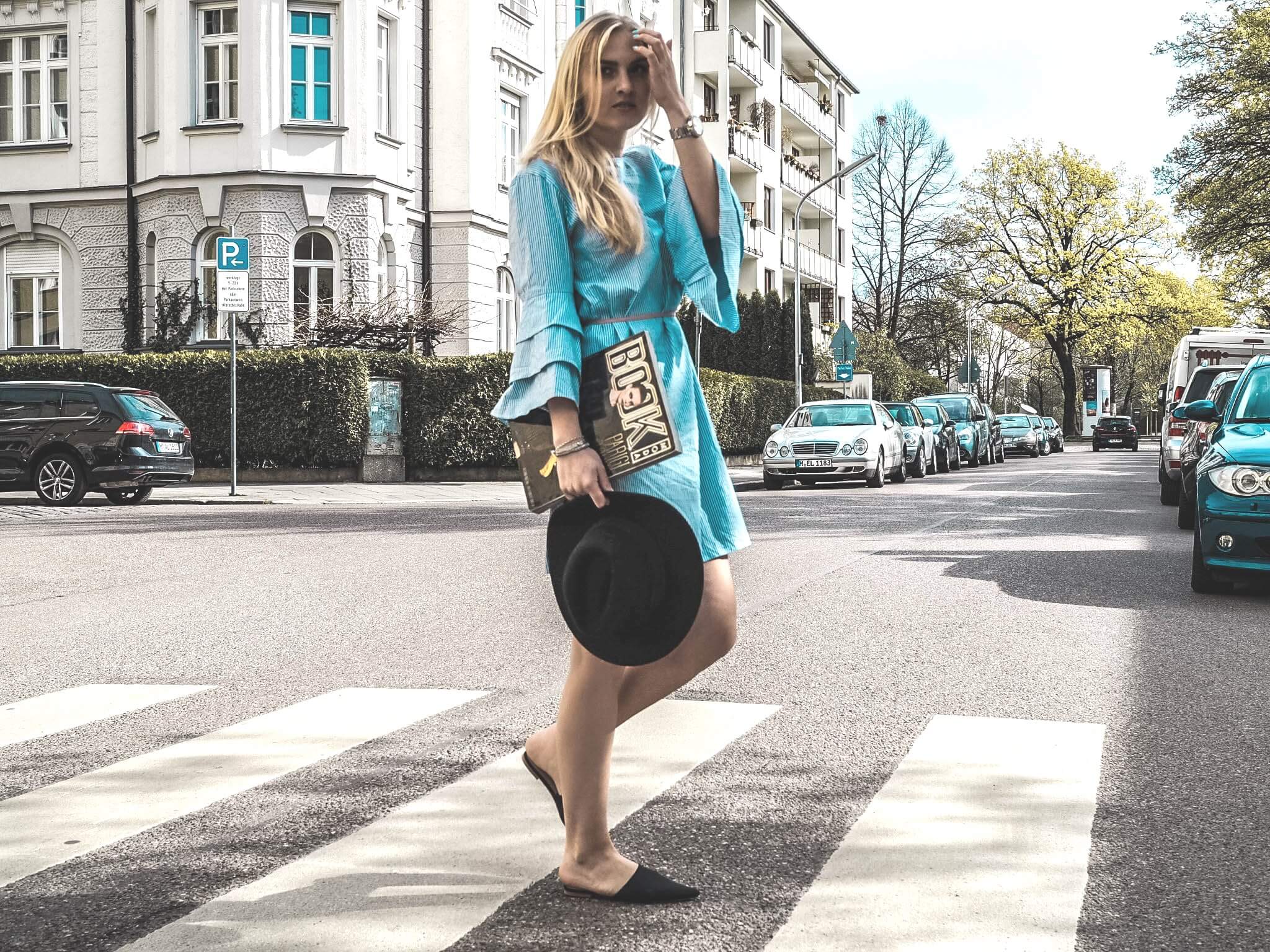 Streifen Frühling Sommer Outfit Fashionblog Modeblog München Kleid Streifenkleid Urlaub Hut Slipper Fashion Katefully Bloggerin Trend 2018 ootd Inspiration Modebuch
