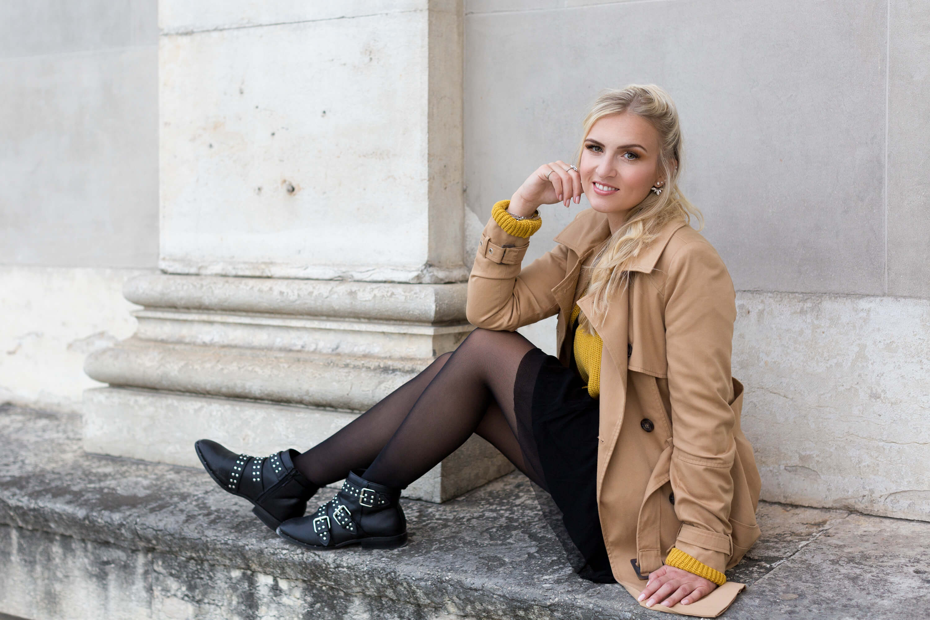 Trenchcoat Mantel beige Pullover senfgelb Fashionblogger München Modeblog Rock Boots