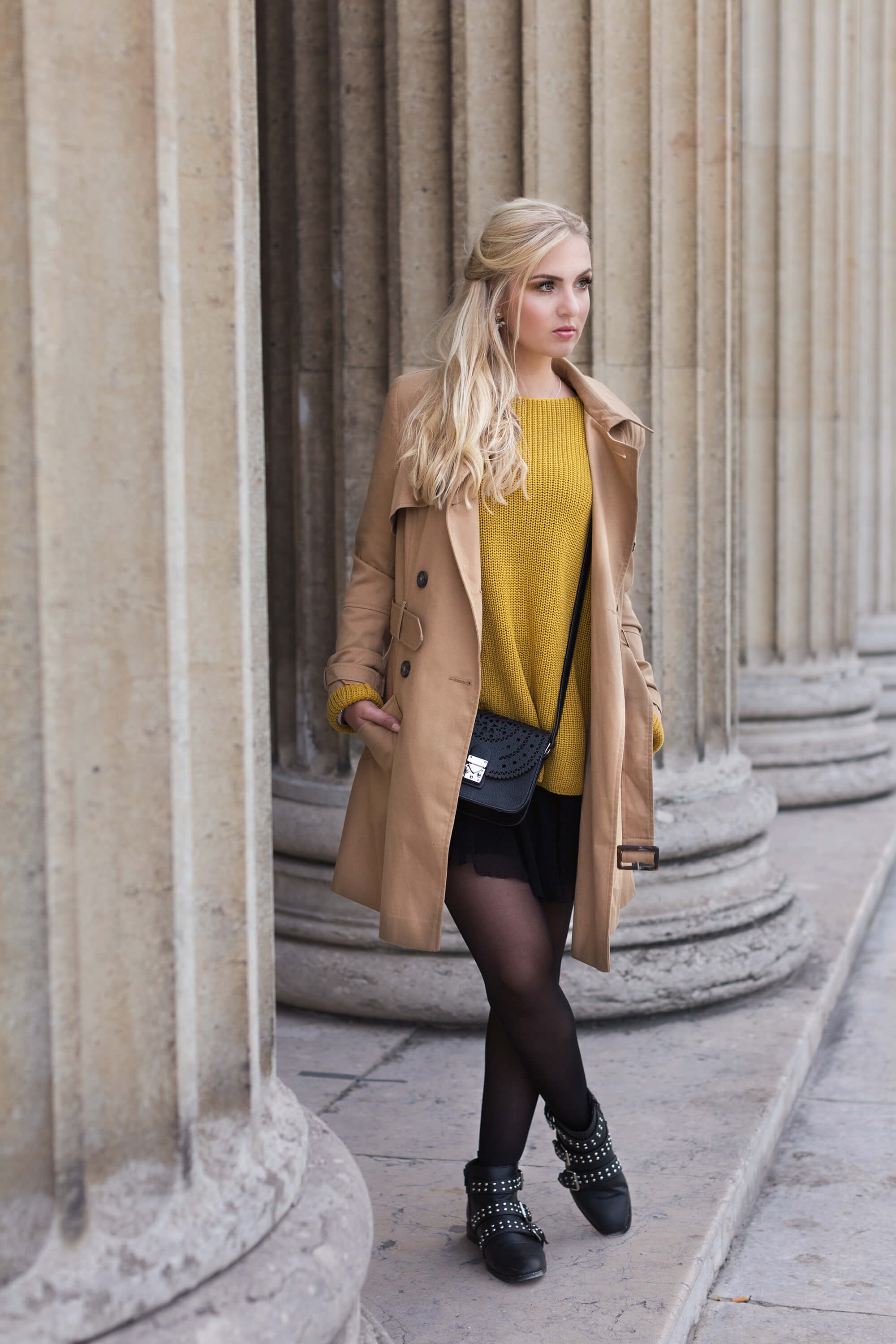 Trenchcoat Mantel beige Pullover senfgelb Fashionblogger München Modeblog Rock Boots