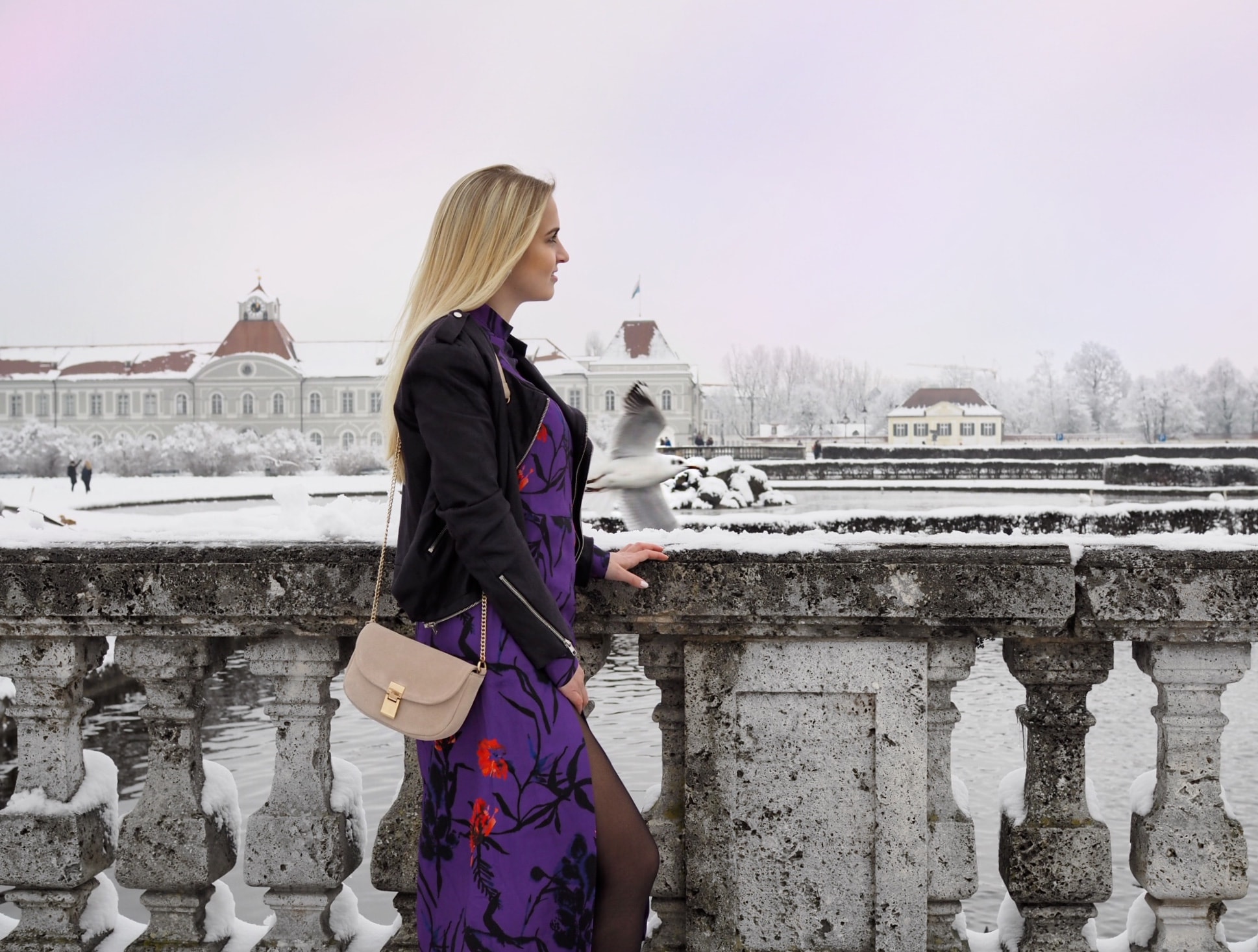 Trendfarbe des Jahres 2018 Pantonefarbe Ultra Violet Lila Kleid Lederjacke Trend Katefully Fashionblog Modeblog München Fashion ootd Outfit